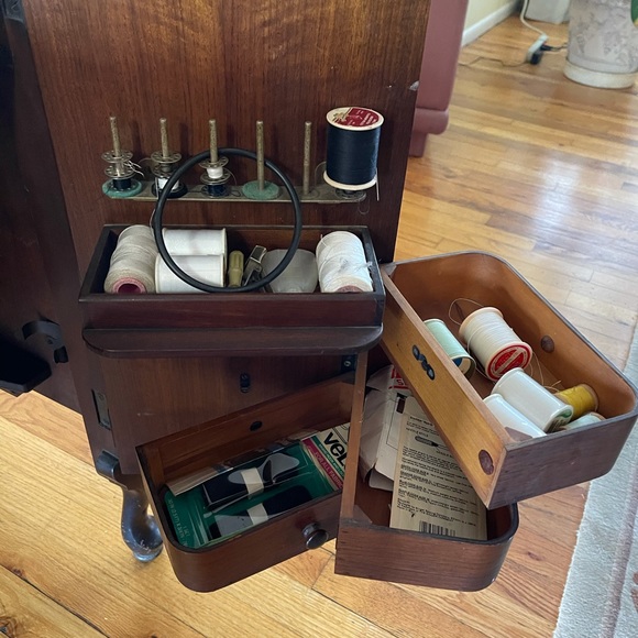 Sewing Machine - Picture 6 of 11